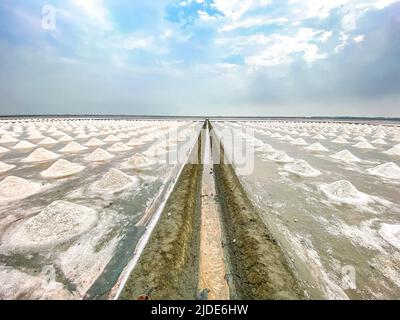 Luftaufnahme von Salzfarmen in der Provinz Phetchaburi, Thailand Stockfoto