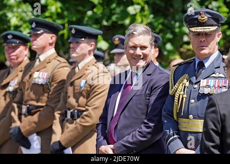 Der Gewerkschaftsführer Sir Keir Starmer (zweiter rechts) nimmt an einer Zeremonie zur Flaggenanhebung am Tag der Streitkräfte im New Palace Yard, Westminster, London, Teil. Bilddatum: Montag, 20. Juni 2022. Stockfoto