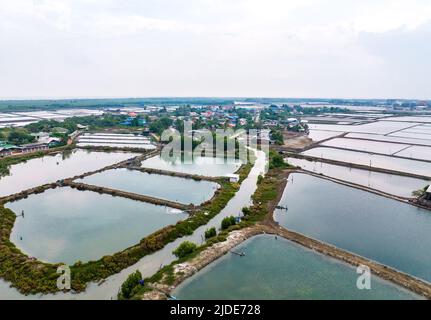 Luftaufnahme von Salzfarmen in der Provinz Phetchaburi, Thailand Stockfoto