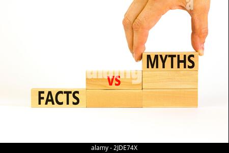 Fakten vs Mythen Symbol. Konzept Worte Fakten vs Mythen auf Holzblöcken auf einem schönen weißen Tisch weißen Hintergrund. Geschäftsmann Hand. Geschäft, Finanzgeschäft Stockfoto