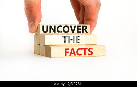 Entdecken Sie das Facts-Symbol. Concept Words enthüllen die Fakten auf Holzblöcken auf einem schönen weißen Hintergrund. Geschäftsmann Hand. Business und Stockfoto