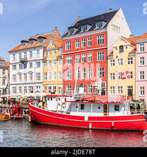 Boote vertäuten in Nyhavn, der farbenfrohen 17.-Jahrhundert-Kanalpromenade in Kopenhagen, Dänemark. Stockfoto