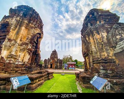 Wat Kampaeng Laeng oder Wat Kamphaeng Laeng alter Ruinentempel in Phetchaburi, Thailand Stockfoto