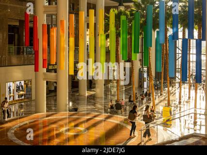 Feiern Sie die Gay Pride Kunstinstallation im Wintergarten am Brookfield Place Manhattan NYC Stockfoto