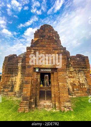 Wat Kampaeng Laeng oder Wat Kamphaeng Laeng alter Ruinentempel in Phetchaburi, Thailand Stockfoto