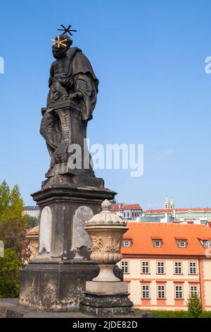 Die Statue des heiligen Antonius an der Karlsbrücke steht tagsüber unter blauem Himmel. Prag. Tschechische Republik Stockfoto