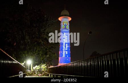 Kathmandu, Nepal. 20.. Juni 2022. Der Dharahara-Turm ist beleuchtet, um den bevorstehenden Internationalen Yoga-Tag in Kathmandu, Nepal, am 20. Juni 2022 zu begrüßen. Der Internationale Yoga-Tag wird jährlich am 21. Juni gefeiert. Quelle: Sulav Shrestha/Xinhua/Alamy Live News Stockfoto