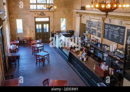 NEW ORLEANS, LA, USA - 18. JUNI 2022: Innenansicht der Rue De La Course Coffee Shop an der South Carrollton Avenue Stockfoto