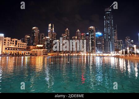 Dubai, VAE 20. Februar 2020: Nachts Stadtgebäude und Alleen von Dubai Stockfoto