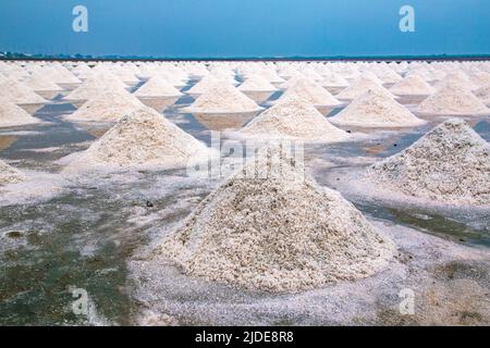 Luftaufnahme von Salzfarmen in der Provinz Phetchaburi, Thailand Stockfoto