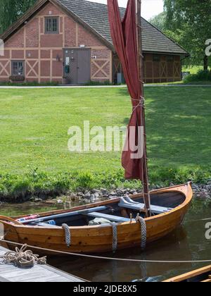 Ein hölzernes Ruderboot, das am Dock von Isegran in Fredrikstad, Norwegen, befestigt ist. Stockfoto