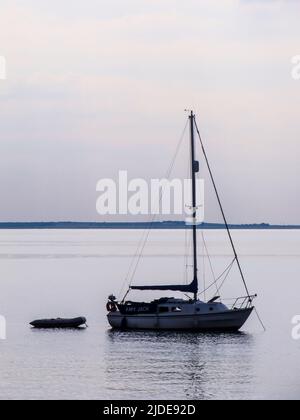 Ein Segelboot am späten Nachmittag in der Themse-Mündung, der Küste von Whitstable, Großbritannien Stockfoto