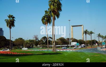 Sharjah, VAE 21. Februar 2020: Landschaftsgestaltung der Stadt mit Palmengassen entlang der Straßen Stockfoto