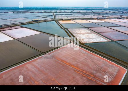 Luftaufnahme von Salzfarmen in der Provinz Phetchaburi, Thailand Stockfoto