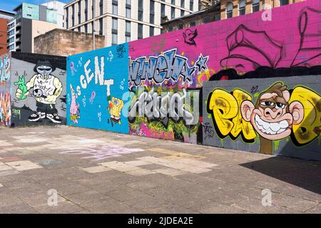 dh Graffiti RIVER CLYDE GLASGOW Bunte Straßenkünstler Malerei Wandkunst Schottland Stockfoto