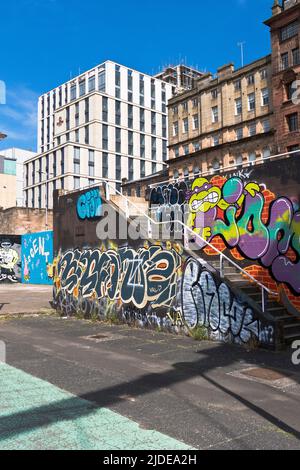 dh Graffiti RIVER CLYDE GLASGOW Bunte Straßenkünstler Malerei Wandkunst Schottland Stockfoto