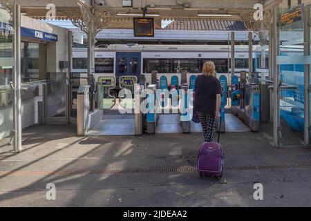 Westcliff on Sea, Großbritannien. 20.. Juni 2022. Westcliff on Sea Station, Teil der Essex Thameside Line und im Besitz von Trenitalia c2c Ltd. Nach einer Abstimmung über die Mitglieder der National Union of Rail, Maritime and Transport Workers (GMT) könnte der Bahnhof wegen Streiks im gesamten britischen Schienennetz für drei Tage geschlossen werden. Penelope Barritt/Alamy Live News Stockfoto