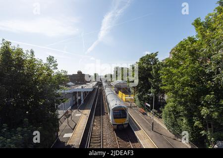 Westcliff on Sea, Großbritannien. 20.. Juni 2022. Westcliff on Sea Station, Teil der Essex Thameside Line und im Besitz von Trenitalia c2c Ltd. Nach einer Abstimmung über die Mitglieder der National Union of Rail, Maritime and Transport Workers (GMT) könnte der Bahnhof wegen Streiks im gesamten britischen Schienennetz für drei Tage geschlossen werden. Penelope Barritt/Alamy Live News Stockfoto