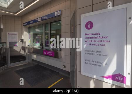 Westcliff on Sea, Großbritannien. 20.. Juni 2022. Westcliff on Sea Station, Teil der Essex Thameside Line und im Besitz von Trenitalia c2c Ltd. Nach einer Abstimmung über die Mitglieder der National Union of Rail, Maritime and Transport Workers (GMT) könnte der Bahnhof wegen Streiks im gesamten britischen Schienennetz für drei Tage geschlossen werden. Penelope Barritt/Alamy Live News Stockfoto