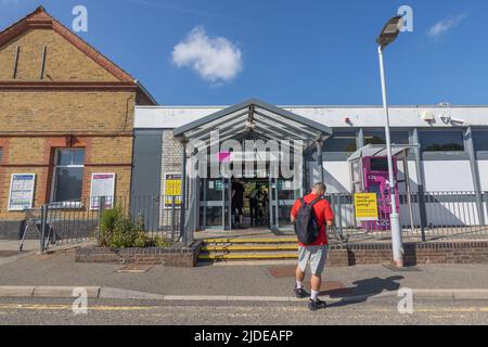 Westcliff on Sea, Großbritannien. 20.. Juni 2022. Westcliff on Sea Station, Teil der Essex Thameside Line und im Besitz von Trenitalia c2c Ltd. Nach einer Abstimmung über die Mitglieder der National Union of Rail, Maritime and Transport Workers (GMT) könnte der Bahnhof wegen Streiks im gesamten britischen Schienennetz für drei Tage geschlossen werden. Penelope Barritt/Alamy Live News Stockfoto