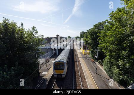 Westcliff on Sea, Großbritannien. 20.. Juni 2022. Westcliff on Sea Station, Teil der Essex Thameside Line und im Besitz von Trenitalia c2c Ltd. Nach einer Abstimmung über die Mitglieder der National Union of Rail, Maritime and Transport Workers (GMT) könnte der Bahnhof wegen Streiks im gesamten britischen Schienennetz für drei Tage geschlossen werden. Penelope Barritt/Alamy Live News Stockfoto