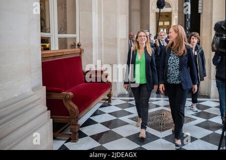 Paris, Frankreich, 20. Juni 2022, die Parteimitglieder der La Republique en Marche (LREM) und die französischen Abgeordneten Violette Spillebout (L) und Aurore Berge (R) treten am 20. Juni 2022, einen Tag nach den Parlamentswahlen, bei der französischen Nationalversammlung (Assemblee Nationale) in Paris auf. Foto von ELIOT BLONDT /ABACAPRESS.COM Stockfoto