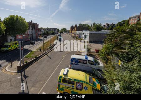 Westcliff on Sea, Großbritannien. 20.. Juni 2022. Westcliff on Sea Station, Teil der Essex Thameside Line und im Besitz von Trenitalia c2c Ltd. Nach einer Abstimmung über die Mitglieder der National Union of Rail, Maritime and Transport Workers (GMT) könnte der Bahnhof wegen Streiks im gesamten britischen Schienennetz für drei Tage geschlossen werden. Penelope Barritt/Alamy Live News Stockfoto