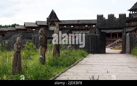 Kiew, Ukraine 19. Juni 2021: Der Kiewer Rus-Unterhaltungskomplex ist eine alte hölzerne Festung und Künstler, die eine Performance machen. Stockfoto