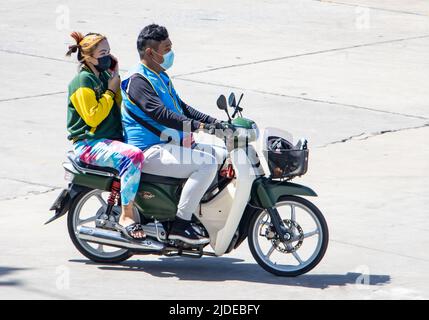 SAMUT PRAKAN, THAILAND, JUNI 10 2022, Ein Taxifahrer auf einem Motorrad fährt mit einer Frau. Stockfoto