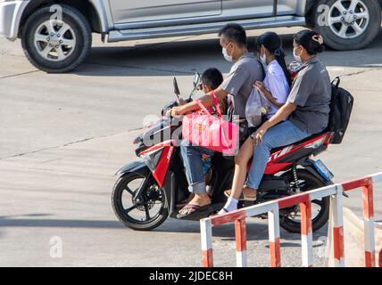 SAMUT PRAKAN, THAILAND, JUNI 10 2022, Eine Familie fährt zusammen ein Motorrad Stockfoto