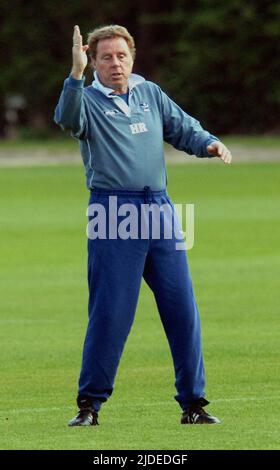 PORTSMOUTH TRAINING 27-04-06. MANAGER HARRY REDKNAPP PIC MIKWE WALKER, 2006 Stockfoto