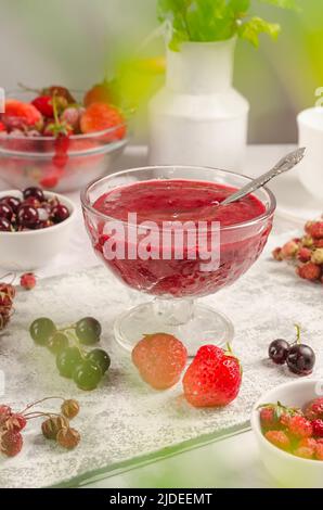 Smoothie aus Erdbeeren und frischen Früchten in einer Schüssel auf hellem Hintergrund. Stockfoto