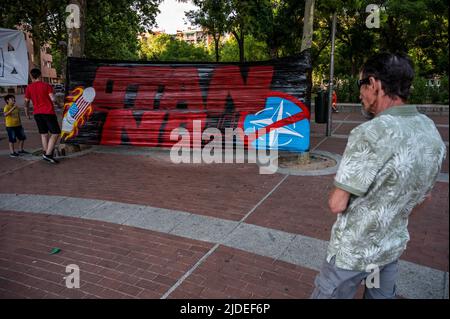 Madrid, Spanien. 19.. Juni 2022. Ein Transparent mit der Aufschrift Nein zur NATO ist während eines Protestes im Madrider Stadtteil Vallecas zu sehen. Am 28., 29. Und 30. Juni 2022 wird Spanien Gastgeber eines NATO-Gipfels in Madrid sein. Quelle: Marcos del Mazo/Alamy Live News Stockfoto