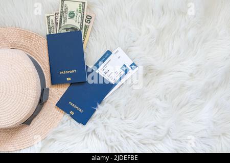 Reise- und Tourismuskonzept, Flat Lay mit Pass, panamahut Stockfoto