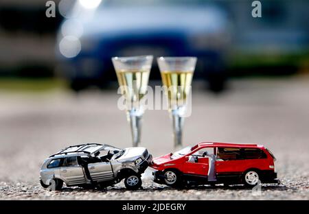 Genrebild über einen Verkehrsunfall im Zusammenhang mit jemandem, der im Hochsommer Alkohol trinkt. Stockfoto