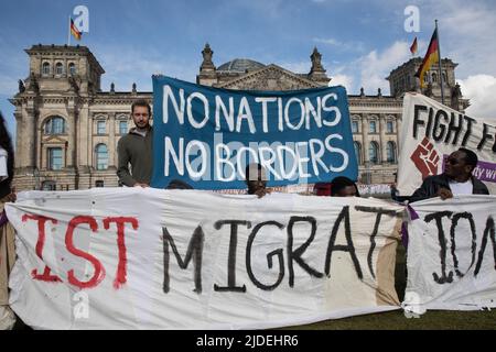 Berlin, Deutschland. 20.. Juni 2022. Kundgebung vor dem Bundestag, dem Deutschen bundestag, am 20. Juni 2022. Die Demonstranten forderten, dass die Genfer Flüchtlingskonvention für alle zugänglich sei. Sie behaupteten, dass Flüchtlinge in Deutschland nicht gleich behandelt werden, sodass Flüchtlinge aus anderen Ländern mehr Aufmerksamkeit erhalten als Flüchtlinge aus verschiedenen Teilen der Welt. Die Demonstranten fordern auch, dass Flüchtlinge freien Zugang zu Arbeitserlaubnis und Bildung benötigen. (Foto: Michael Kuenne/PRESSCOV/Sipa USA) Quelle: SIPA USA/Alamy Live News Stockfoto