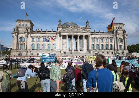 Berlin, Deutschland. 20.. Juni 2022. Kundgebung vor dem Bundestag, dem Deutschen bundestag, am 20. Juni 2022. Die Demonstranten forderten, dass die Genfer Flüchtlingskonvention für alle zugänglich sei. Sie behaupteten, dass Flüchtlinge in Deutschland nicht gleich behandelt werden, sodass Flüchtlinge aus anderen Ländern mehr Aufmerksamkeit erhalten als Flüchtlinge aus verschiedenen Teilen der Welt. Die Demonstranten fordern auch, dass Flüchtlinge freien Zugang zu Arbeitserlaubnis und Bildung benötigen. (Foto: Michael Kuenne/PRESSCOV/Sipa USA) Quelle: SIPA USA/Alamy Live News Stockfoto