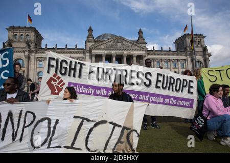 Berlin, Deutschland. 20.. Juni 2022. Kundgebung vor dem Bundestag, dem Deutschen bundestag, am 20. Juni 2022. Die Demonstranten forderten, dass die Genfer Flüchtlingskonvention für alle zugänglich sei. Sie behaupteten, dass Flüchtlinge in Deutschland nicht gleich behandelt werden, sodass Flüchtlinge aus anderen Ländern mehr Aufmerksamkeit erhalten als Flüchtlinge aus verschiedenen Teilen der Welt. Die Demonstranten fordern auch, dass Flüchtlinge freien Zugang zu Arbeitserlaubnis und Bildung benötigen. (Foto: Michael Kuenne/PRESSCOV/Sipa USA) Quelle: SIPA USA/Alamy Live News Stockfoto