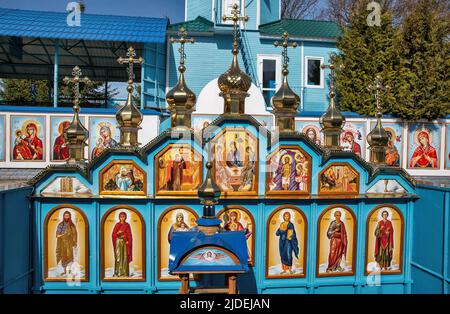 Im Freien Ikonostase in wundersame Quelle von St. Anna im Kloster von St. Nikolaus Kloster. Onyschkiwzi, Westukraine. Stockfoto