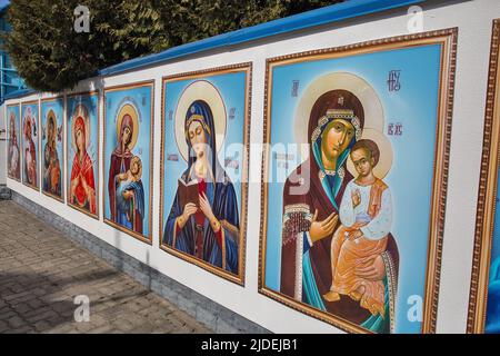 Im Freien Ikonostase in wundersame Quelle von St. Anna im Kloster von St. Nikolaus Kloster. Onyschkiwzi, Westukraine. Stockfoto