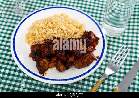 Hausgemachtes leckeres gegrilltes Rindsstroganoff mit Basmati-Reis Stockfoto