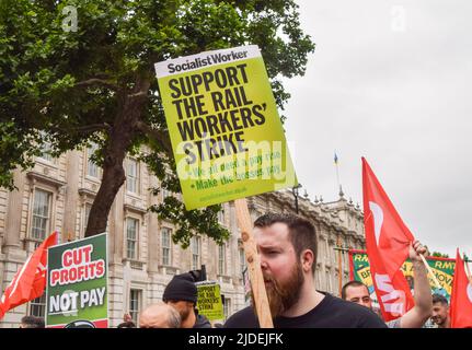 London, Großbritannien. 18.. Juni 2022. Bahnarbeiter (RMT) marschieren in Whitehall. Tausende Menschen und verschiedene Gewerkschaften und Gruppen marschierten durch das Zentrum Londons, um gegen die Lebenshaltungskrise, die Tory-Regierung, das ruandische Flüchtlingsprogramm und andere Themen zu protestieren. Stockfoto