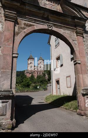 Romanische Kirche, Kloster Murbach, Elsass, Frankreich, gegründet 727 von Primin, eines der ersten großen Klöster im Elsass. Stockfoto