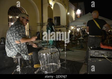 19. Juni 2022, Casal Velino Marina, Salerno, Italien: ''Lumen del mundo'' ist das neue Album von 23 und Beyond the Infinite, Benevento-Rockband mit viel Erfahrung hinter ihnen. Das Album enthält acht Ohrfeigen, die aus einem guten Stück Lärm, Psychedelia und verschiedenen Feedbacks bestehen. Ich könnte Radio Moskau zitieren, um Ihnen zu verstehen, aus welcher dunklen Ecke der Verzweiflung der Ton kommt. Wir stehen vor etwas, das überhaupt nicht originell ist, aber es ist sicherlich mächtig und kommt, um die Stimmungen der Generation X wieder aufzunehmen, vor dem Aufkommen der sozialen Medien. Eine schöne, interessante Platte, die nicht sein kann Stockfoto