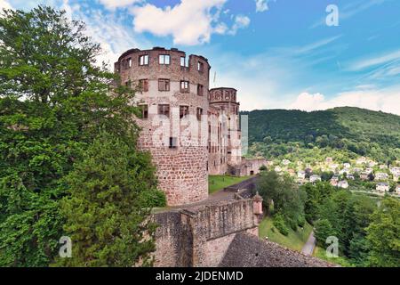 Heidelberg, Deutschland - Juni 2022: Turm mit dem Namen Apothekerturm an der Ostseite des berühmten Heidelberger Schlosses Stockfoto