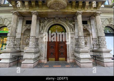 Budapest, Ungarn. Vorderansicht eines wunderschönen alten Gebäudes im Stadtzentrum Stockfoto