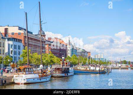 Helsinki, Finnland - 26. Juli 2017: Farbenfrohe Uferpromenade mit Booten am Kai in Helsinki Stockfoto