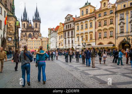 Prag, Tschechische Republik - 10. Oktober 2009: Menschen auf dem Altstädter Ring in Prag zu Fuß. Stadtbild Stockfoto