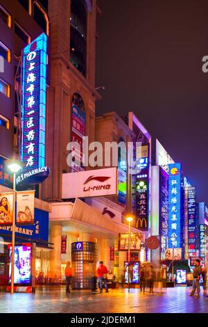 Shanghai, China - 12. April 2014: Nanjing Road in Shanghai City at Night. Stadtbild Stockfoto