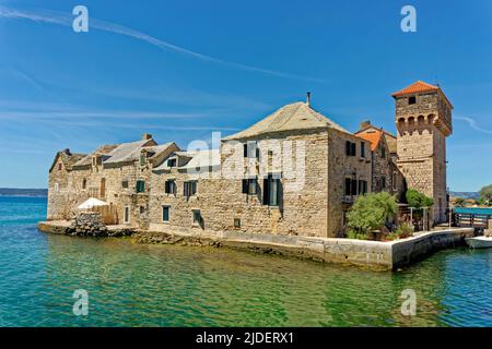 Die Burg Gomilica bei Kastela zwischen Split und Trogir in der mitteldalmatinischen Region Kroatiens. Es war als Braavos in der „Game of Thrones“-Serie zu sehen Stockfoto